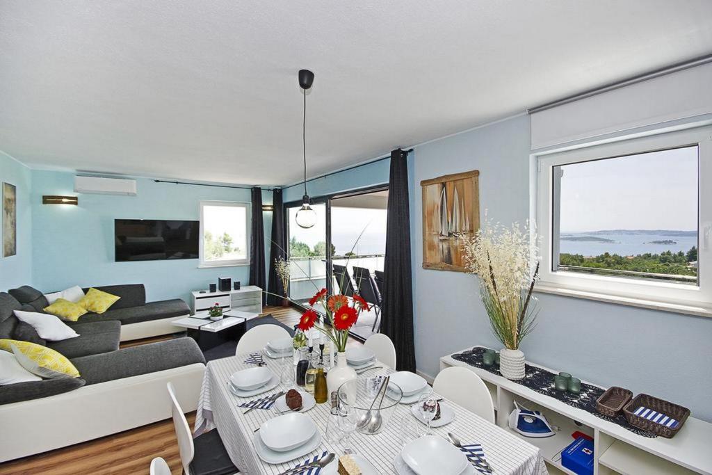 Televízia a/alebo spoločenská miestnosť v ubytovaní Sea Forever Apartments