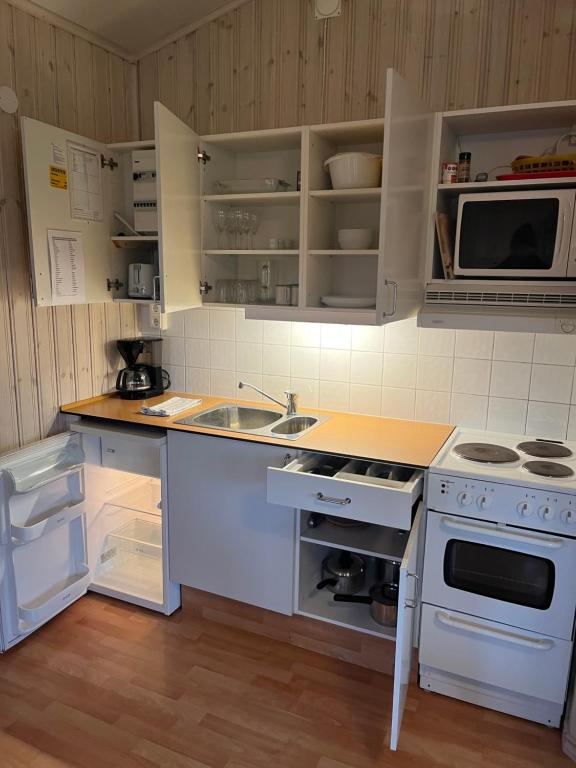 Kuchyň nebo kuchyňský kout v ubytování Mälarhusen Semesterby Österlen - Stugor & Gårdssviter