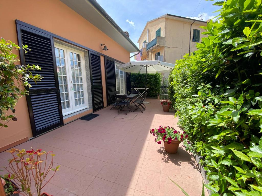 a patio with plants and a table and an umbrella at Casa Antonella in Porto Azzurro