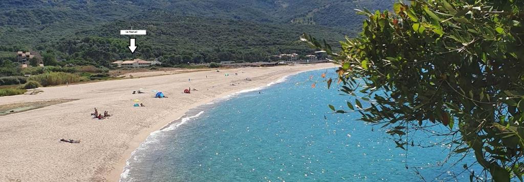 Une plage avec un tas de gens. dans l'établissement Le Narval-appartement 5, à Calcatoggio