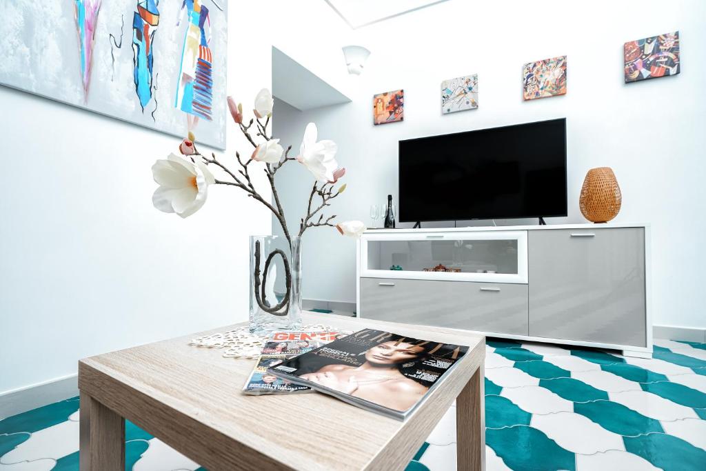 Televízia a/alebo spoločenská miestnosť v ubytovaní Casa Don Plinio Amalfi Center