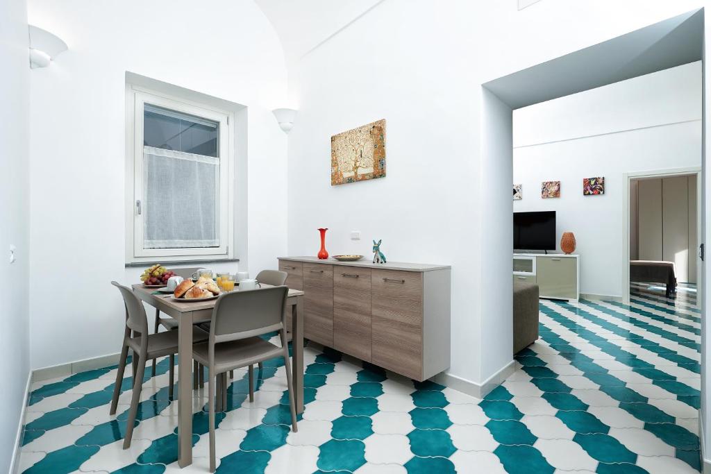 Televízia a/alebo spoločenská miestnosť v ubytovaní Casa Don Plinio Amalfi Center