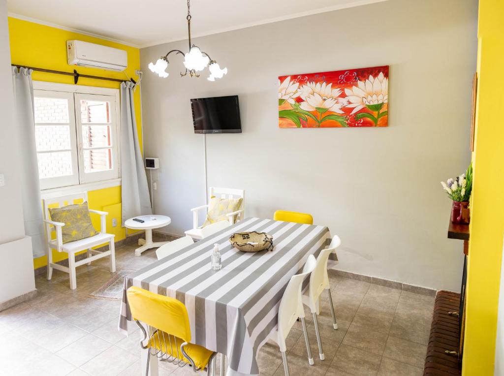 a dining room with a table and chairs at Departamento Moreno 2 in Santa Rosa