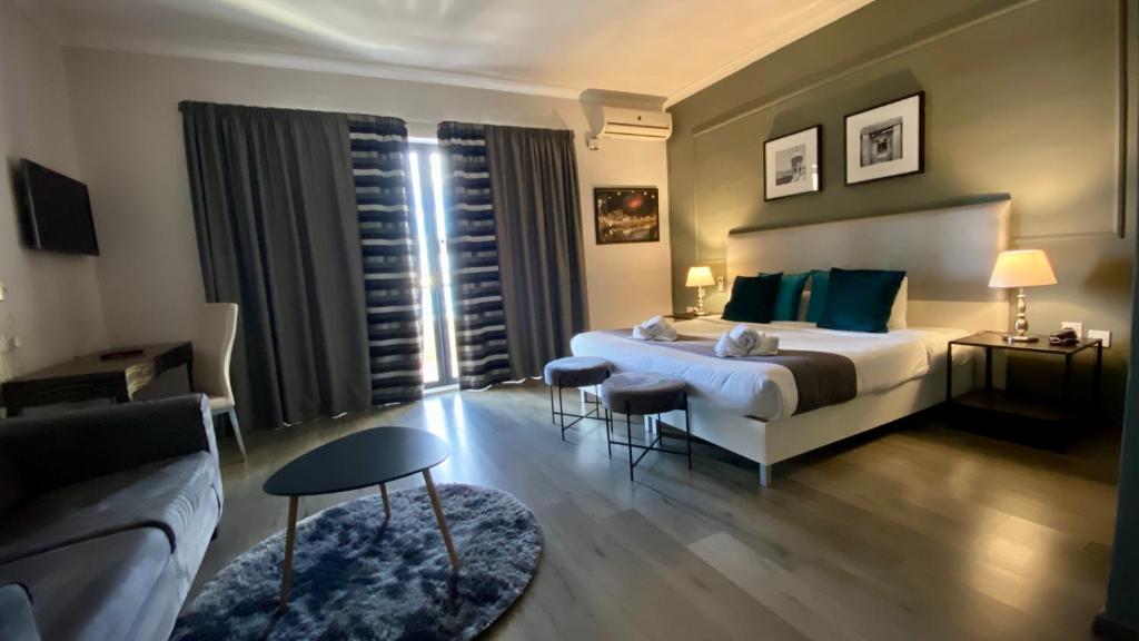 Postel nebo postele na pokoji v ubytování Sliema Marina Hotel
