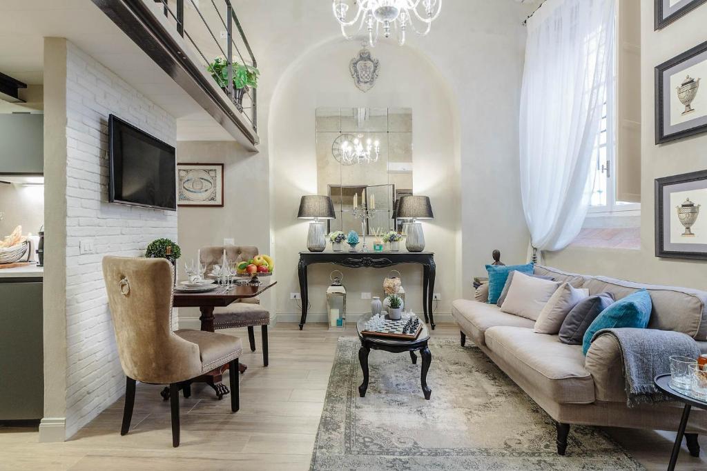 Afbeelding uit fotogalerij van Paolo Guinigi, Elegant Apartment Suite, Masterful Interior inside the Walls of Lucca in Lucca