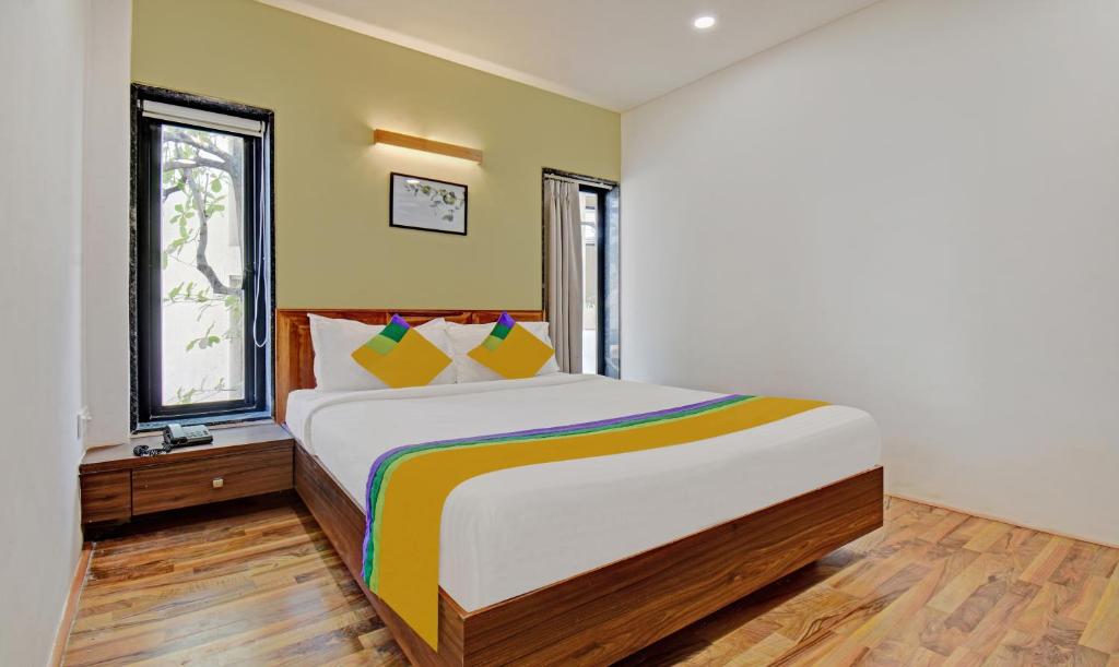 1 dormitorio con 1 cama grande en una habitación en Itsy By Treebo - Shivshakti, en Aurangabad