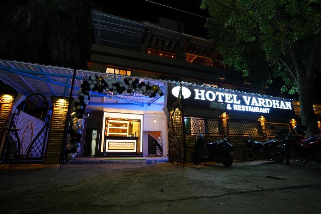 een hotel vazaandan en restaurant wordt 's nachts verlicht bij Hotel Vardhan in Silvassa
