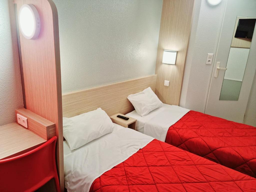 Postel nebo postele na pokoji v ubytování Premiere Classe Honfleur