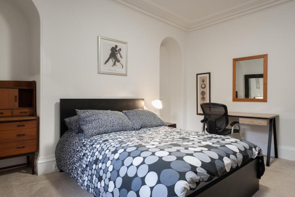 Hutch 2 Bed Apart - Two-Bedroom Apartment