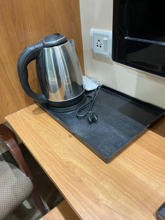 Příslušenství pro přípravu čaje a kávy v ubytování Hotel Vardhan