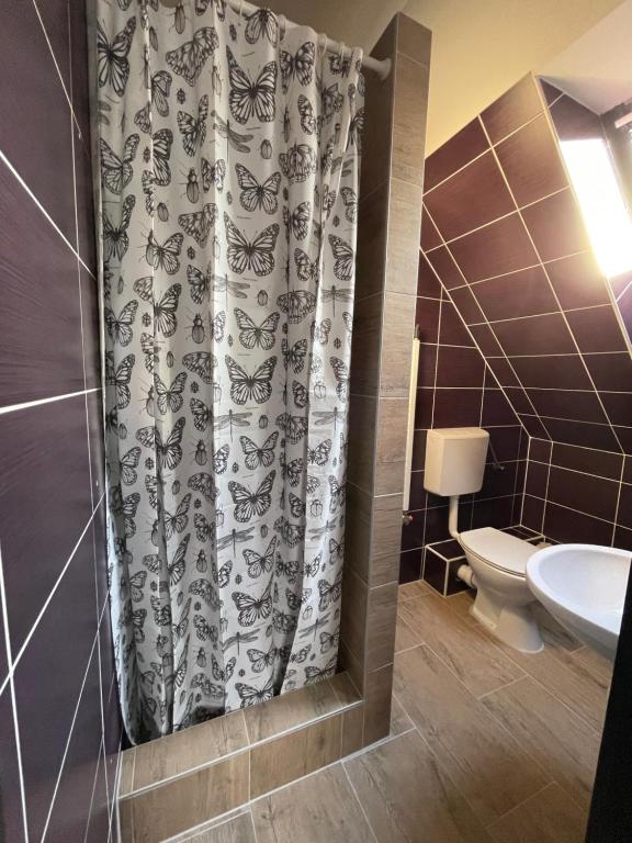 Kúpeľňa v ubytovaní Smeraldo Apartmanok Siófok