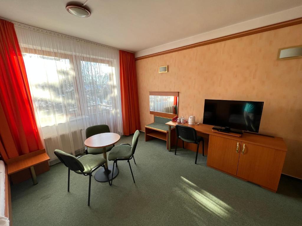 TV a/nebo společenská místnost v ubytování YURA hotel Čeladná BAZÉN A SAUNY ZDARMA