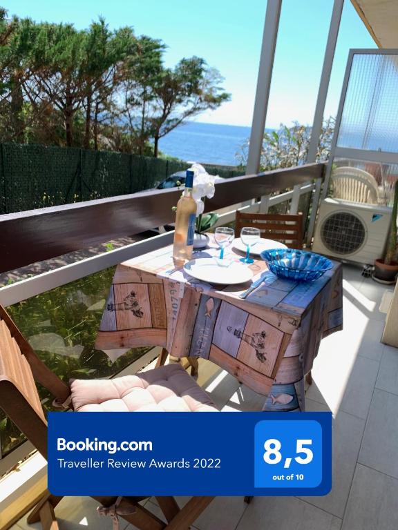 - une table sur un balcon avec vue sur l'océan dans l'établissement LE GRAND LARGE, à Sainte-Maxime