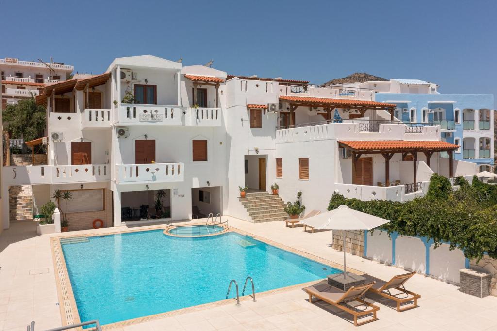 uma imagem de uma villa com piscina em Adonis Hotel em Agia Galini