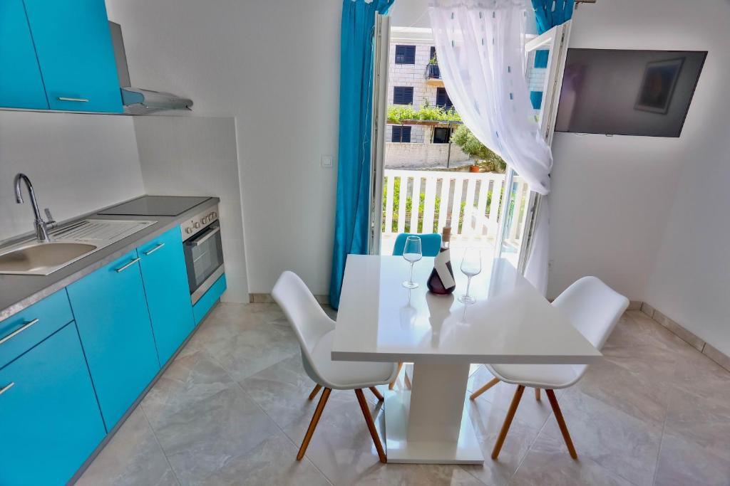 Kuchyň nebo kuchyňský kout v ubytování Apartments Lenka