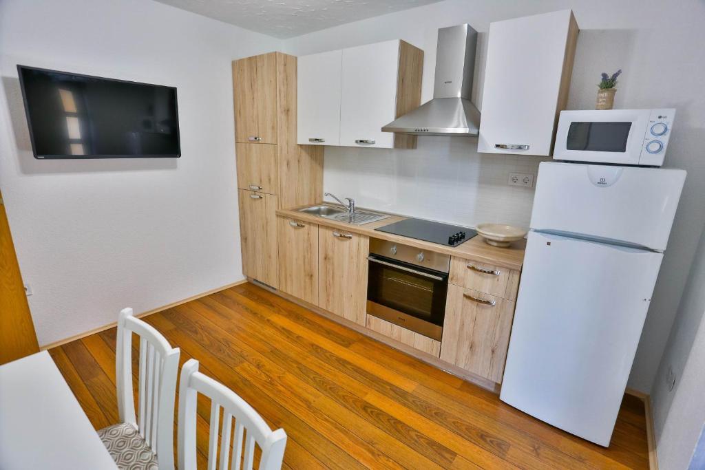 Kuchyň nebo kuchyňský kout v ubytování Apartments Lenka