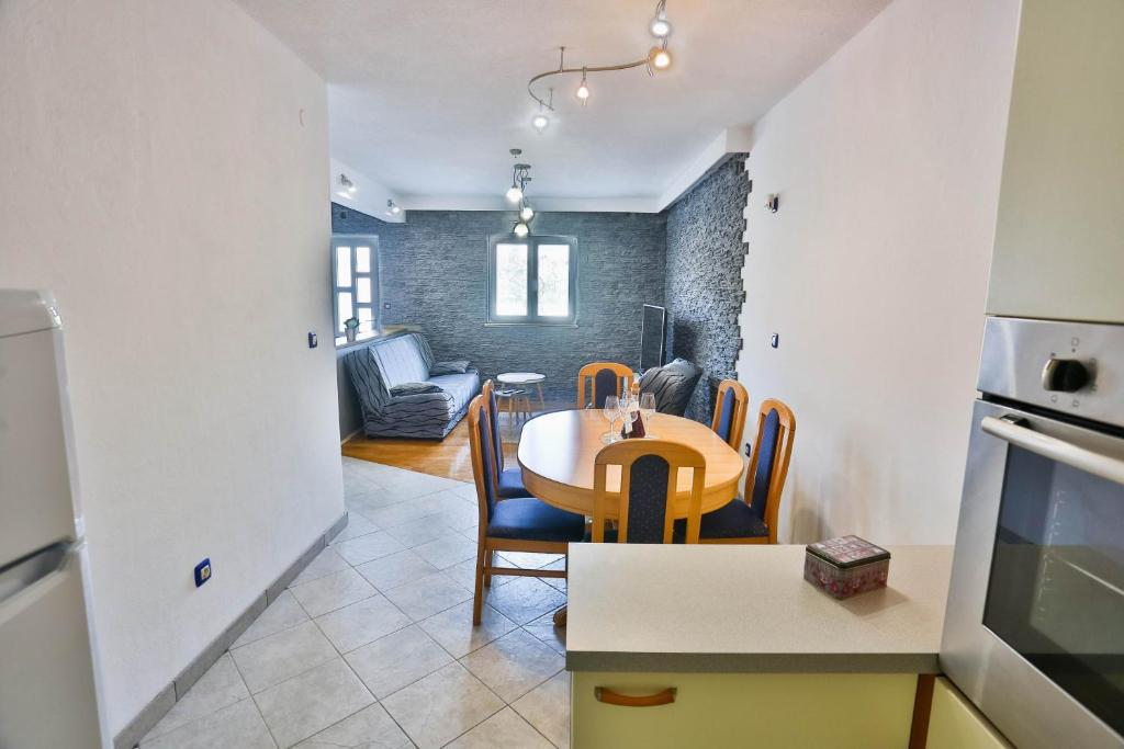 Kuchyň nebo kuchyňský kout v ubytování Apartments Lenka