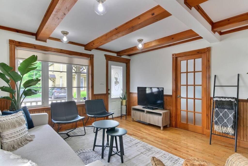TV a/nebo společenská místnost v ubytování Maison 1900 - Confort au Vieux-Lévis
