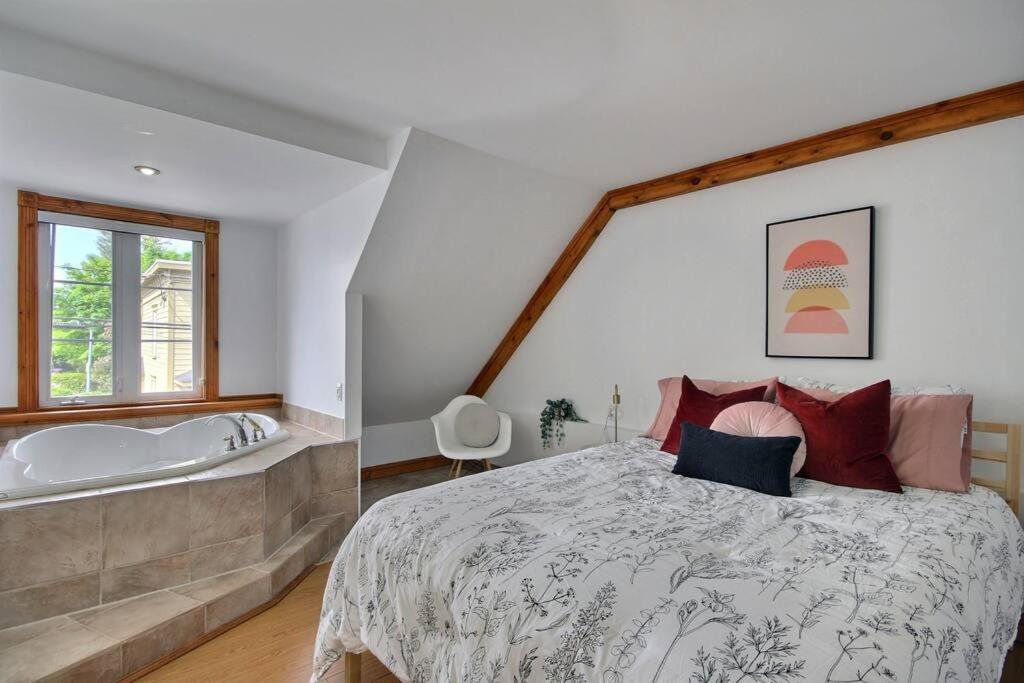 Postel nebo postele na pokoji v ubytování Maison 1900 - Confort au Vieux-Lévis