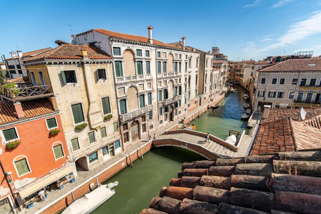 widok na kanał z budynkami i mostem w obiekcie Ca' dei Carmini w Wenecji
