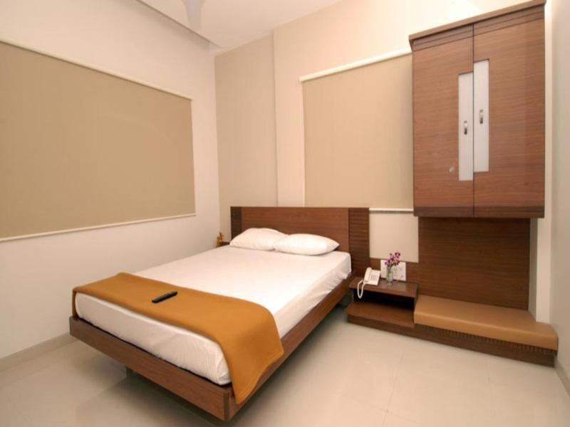 Postel nebo postele na pokoji v ubytování Sai Palace Budget Hotel