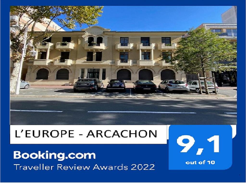 une bannière pour un hôtel avec un bâtiment dans l'établissement L Europe Arcachon, à Arcachon