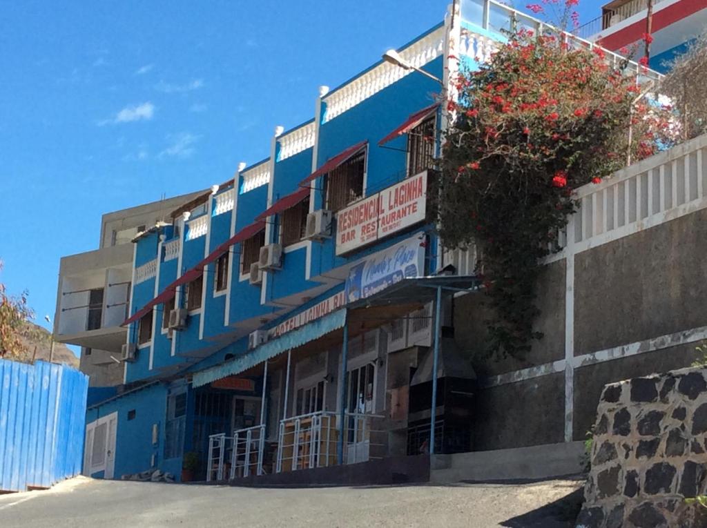 een blauw gebouw met een plant erop bij Residencial Laginha in Mindelo