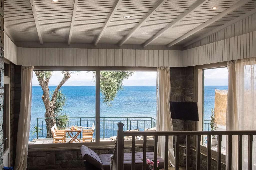 Habitación con balcón con vistas al océano. en Paul Seafront House, en Mesongi