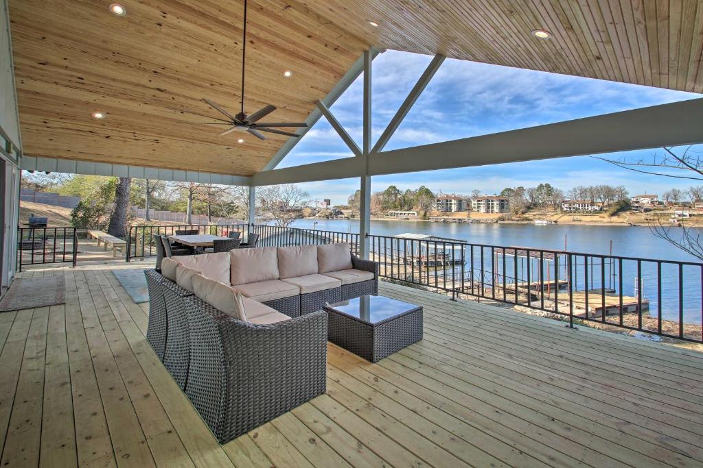 Waterfront Getaway with Dock on Lake Hamilton!, Lake Hamilton (updated