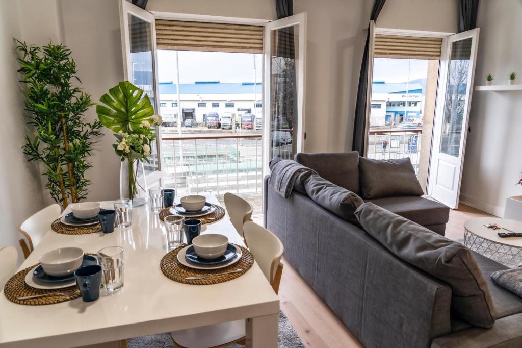 een woonkamer met een tafel en een bank bij Moderno-Dinámico in Vigo