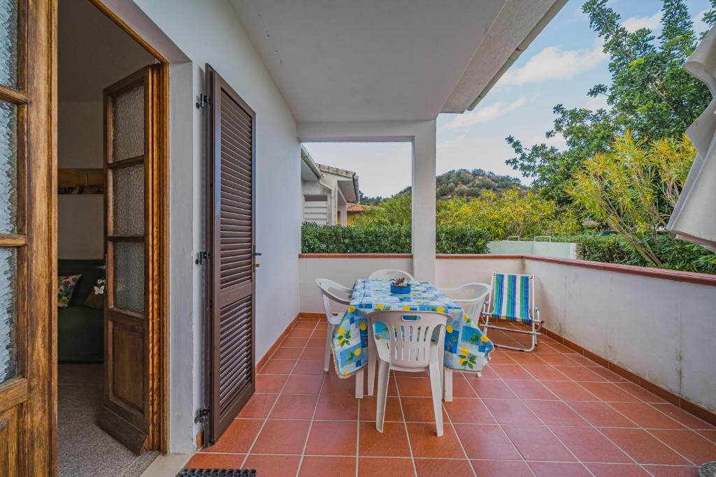 a table and chairs on the balcony of a house at Casa Elvira a Sant'Andrea - Goelba in SantʼAndrea