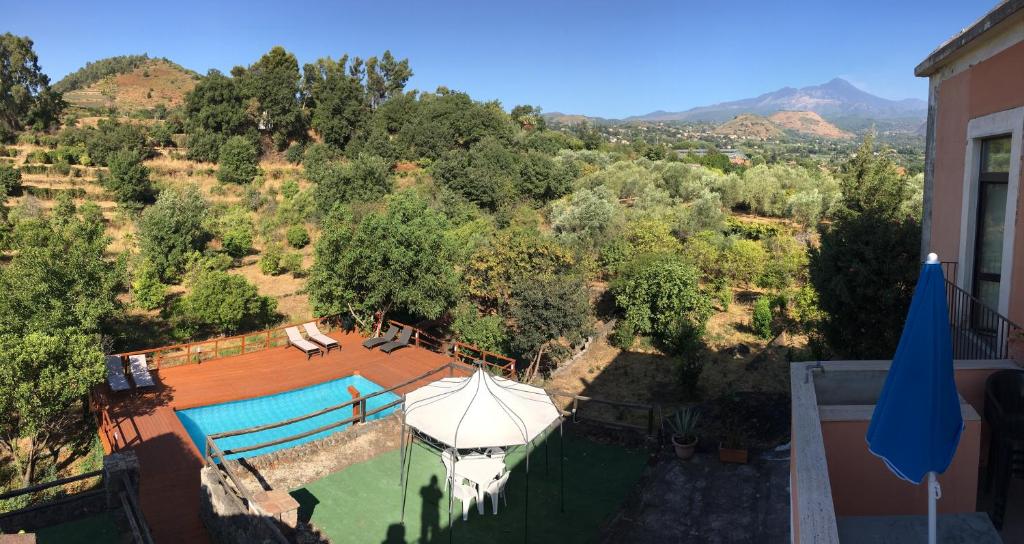 eine Luftansicht auf einen Hinterhof mit einem Pool und einem Haus in der Unterkunft Villa Bonaccorso - antica e maestosa villa con piscina ai piedi dell'Etna in Viagrande