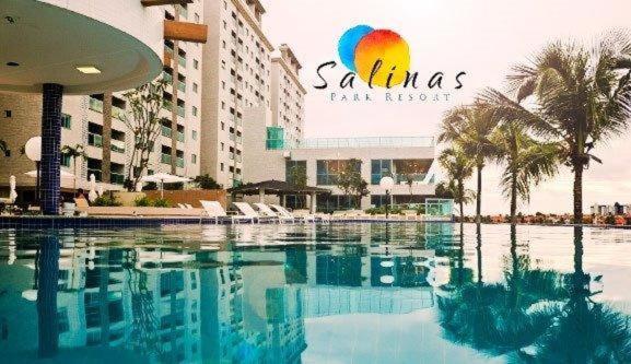 uma piscina em frente a um hotel em Salinas Park Resort em Salinópolis
