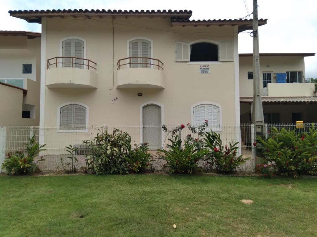 una casa con una valla delante en CASA UBATUBA-MARANDUBA, casa térrea, en Ubatuba