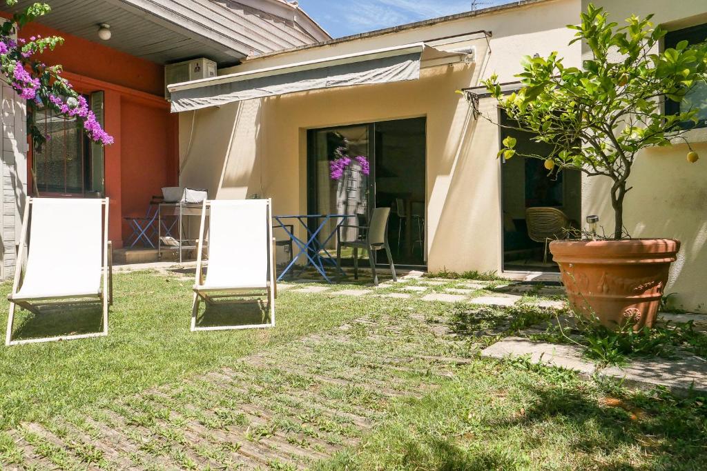 a yard with two mirrors in front of a house at Villa Joseph in Saint-Paul-Trois-Châteaux