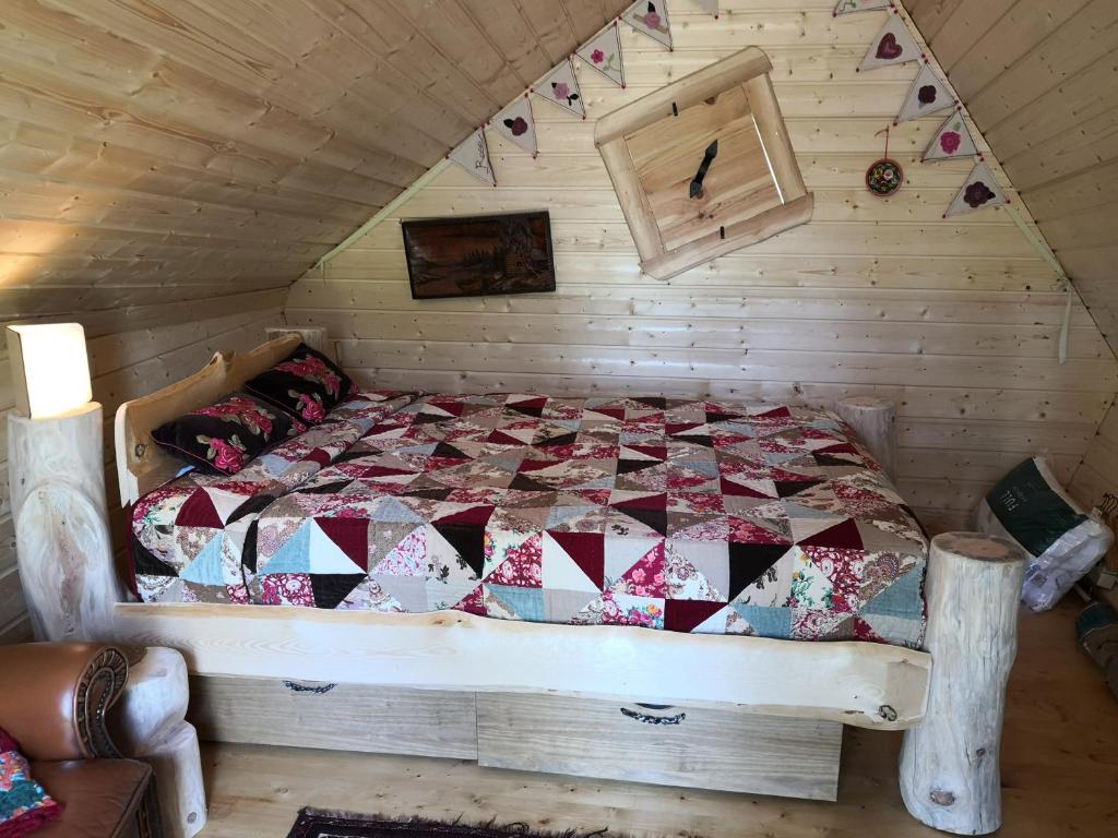 Postel nebo postele na pokoji v ubytování Acorn Glade Glamping