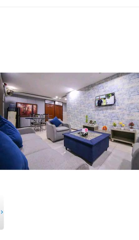 拉合尔Private 2BD Apartment Opposite Dha Phase 8的客厅里有一张沙发和一张桌子。