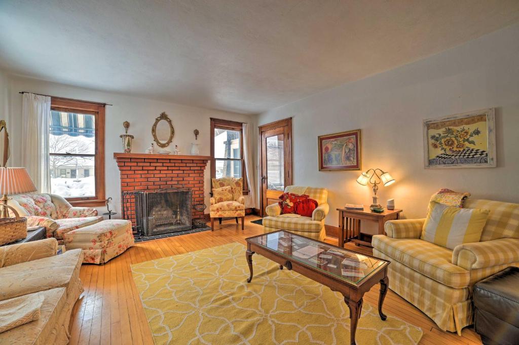 Vintage Charlevoix Home with Deck Near Round Lake!, Charlevoix (updated