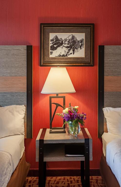 Postel nebo postele na pokoji v ubytování 49'er Inn & Suites