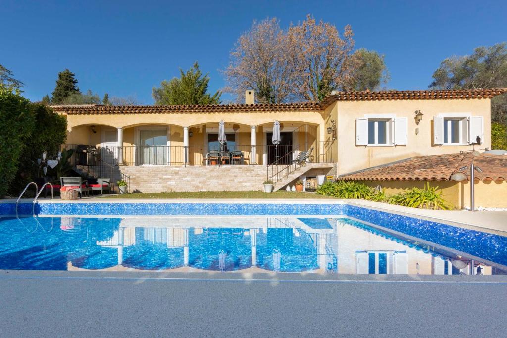 Family house with swimming pool parking space and pétanque court!