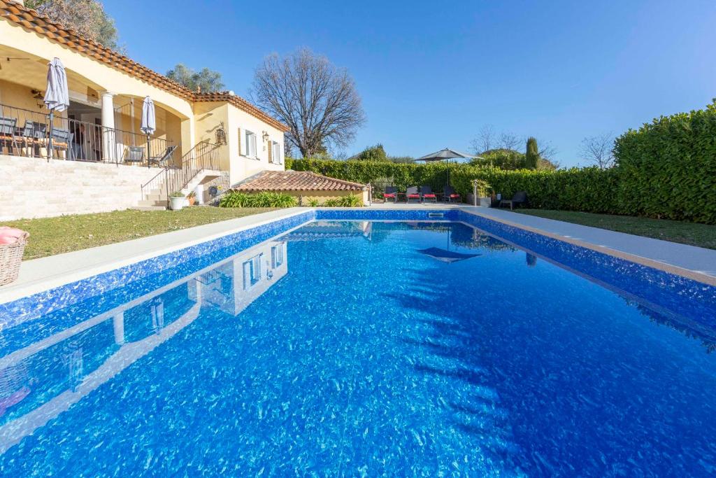 Family house with swimming pool parking space and pétanque court!