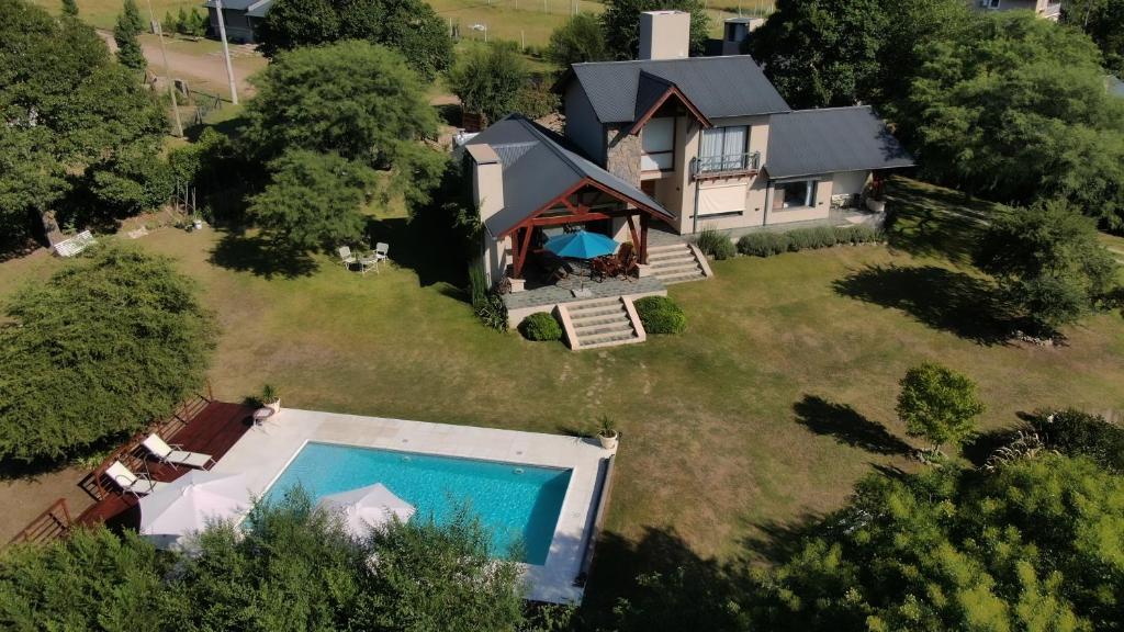 an aerial view of a house with a swimming pool at Le Bel-Edén in Villa General Belgrano