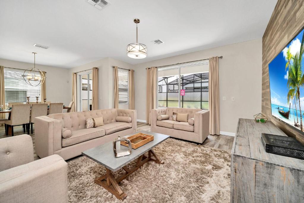 Khu vực ghế ngồi tại Gorgeous, Modern Home wPrivate Pool