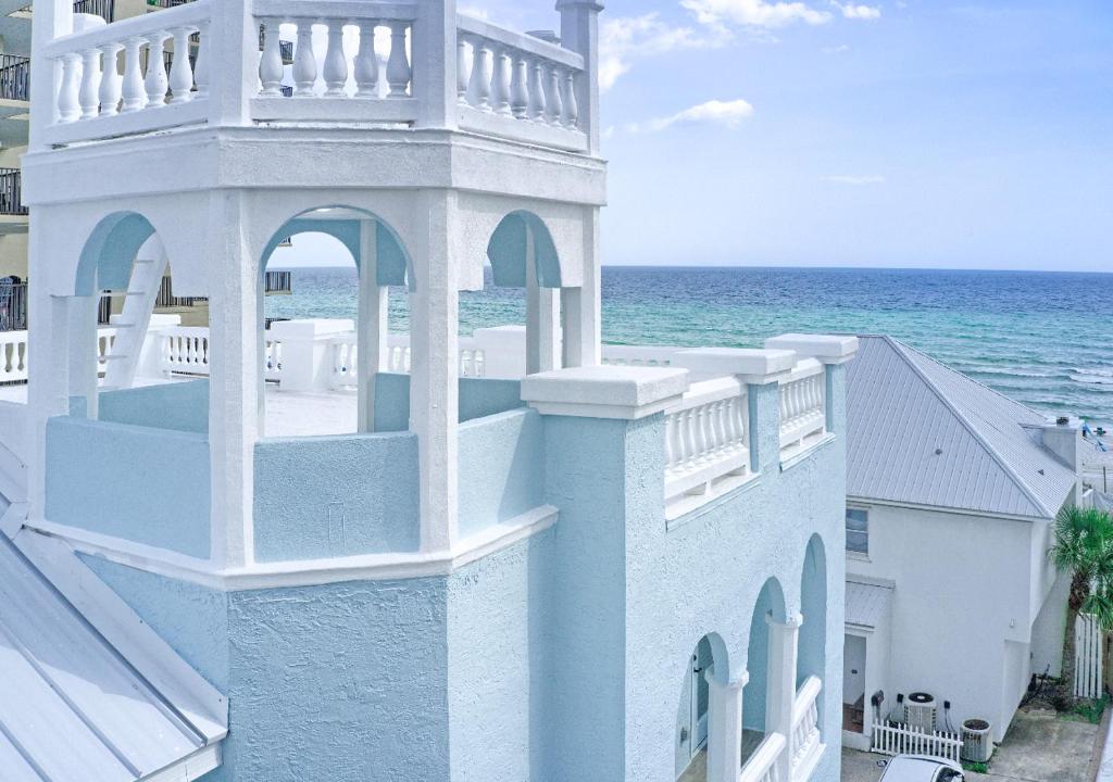 um edifício branco com uma varanda com vista para o oceano em Castle by the Sea em Panama City Beach