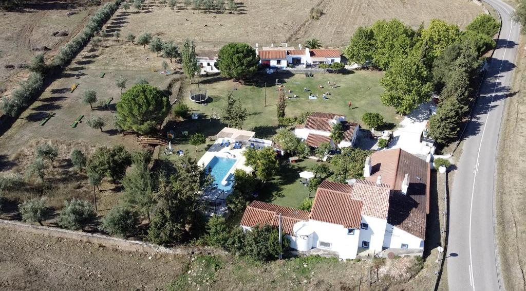 una vista aérea de una casa con patio en Quinta Alfaval, en Redondo