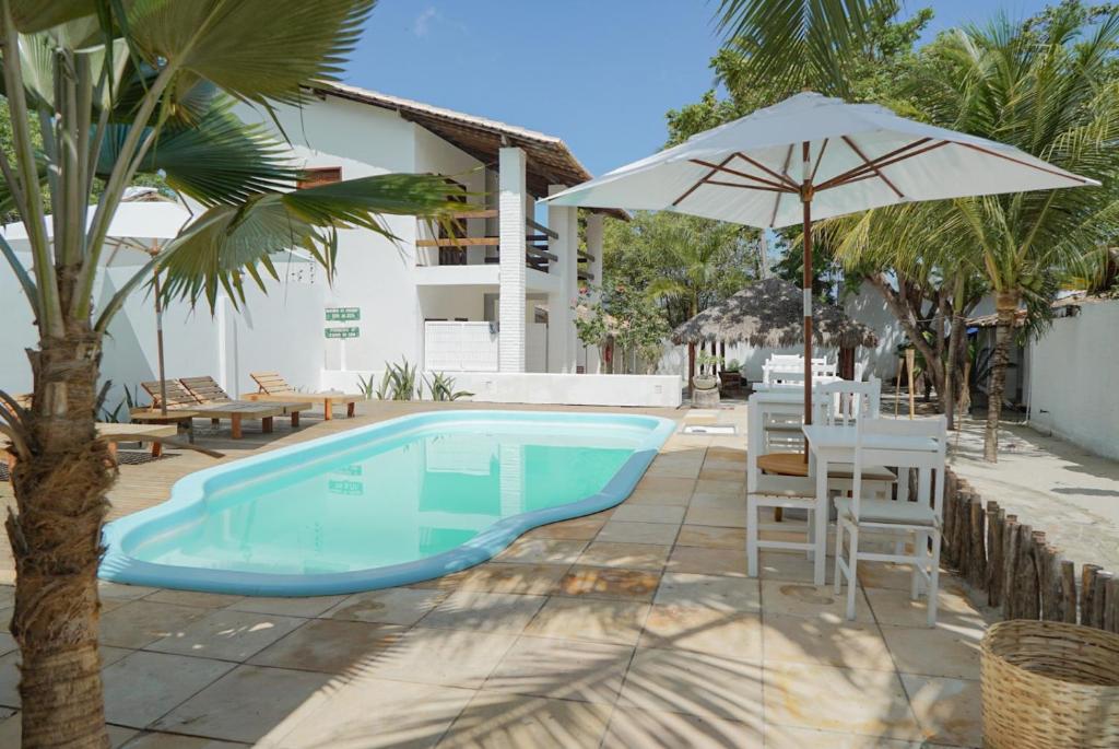 A piscina localizada em Be Caju Hotel ou nos arredores