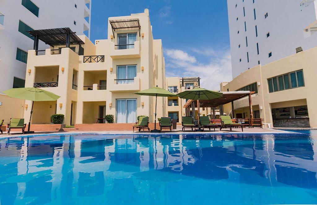 Bazén v ubytování Zafiro Beach Boutique Resort nebo v jeho okolí