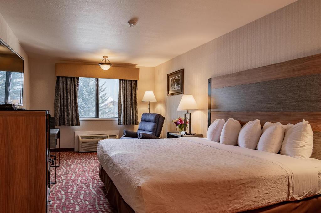 Postel nebo postele na pokoji v ubytování 49'er Inn & Suites