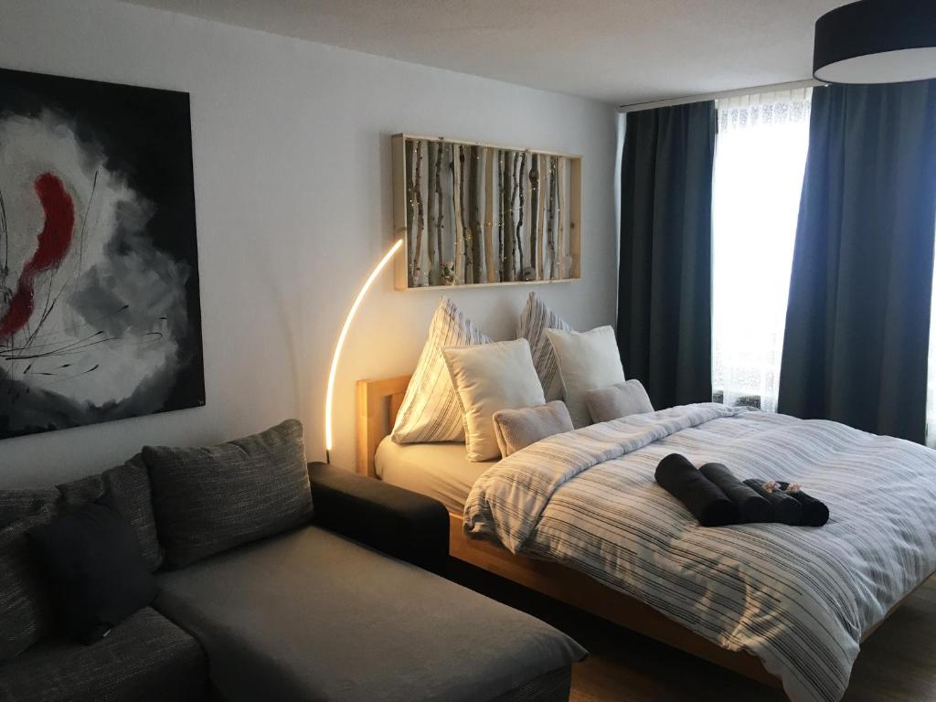 フロイデンシュタットにあるFewo Nationalpark Schwarzwaldのベッドルーム1室(ベッド1台、椅子、窓付)