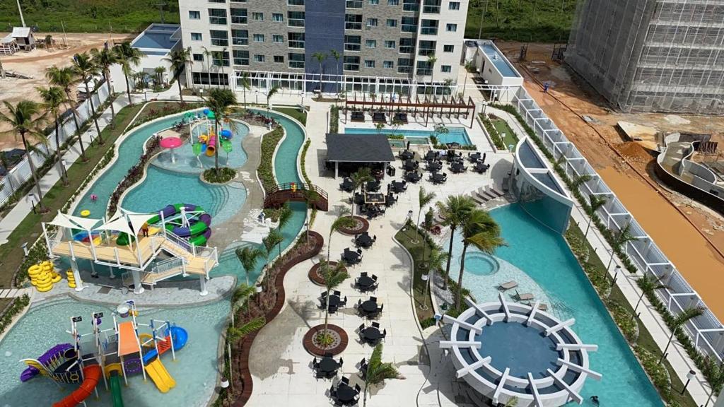 een luchtfoto van een waterpark met een achtbaan bij SALINAS PREMIUM RESORT -Apartamento in Salinópolis